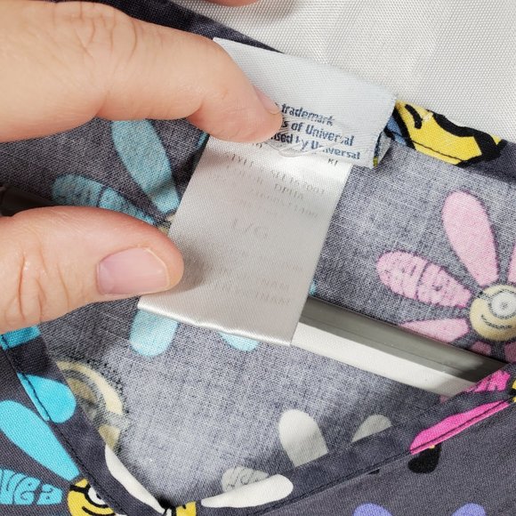 Minions V-Neck Scrub Top "Have A Nice Day" Flower Theme on Gray 3 Pockets Sz L - Picture 5 of 7